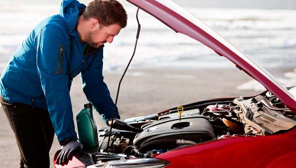 Почему автомобиль потребляет много масла и что с этим делать?