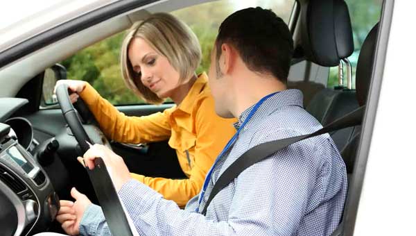 Выездной автоинструктор: комфортное обучение вождению на ваших условиях