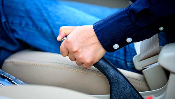 Что будет, если ехать на ручном тормозе