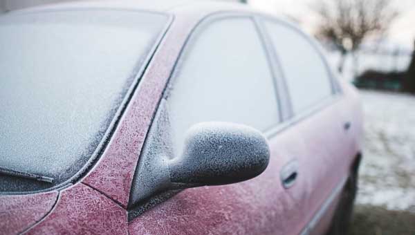 Как предотвратить образование льда на лобовом стекле