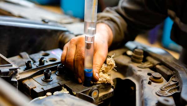 Почему важно проверять уровень жидкости в аккумуляторе