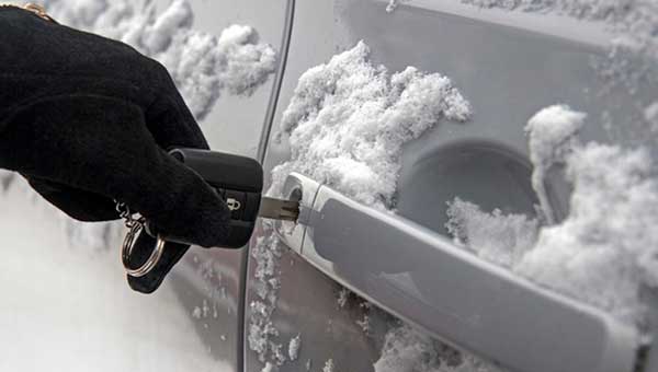 Что делать, если замёрзли замки автомобиля
