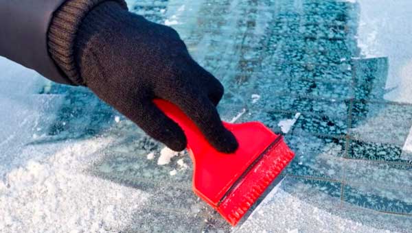 Как эффективно очистить стекло от наледи