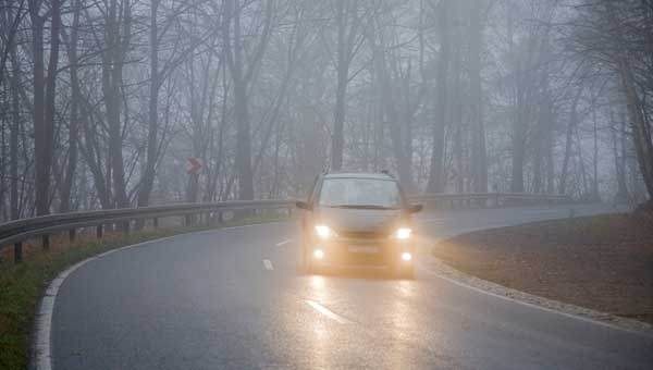 Советы по вождению в тумане: безопасность на первом месте